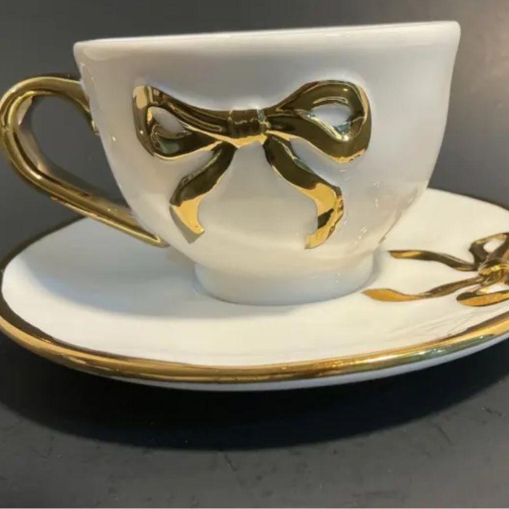Heritage White Dinner Plate with Gold Emblem